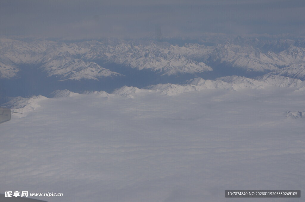 高空俯瞰云海壮丽景观