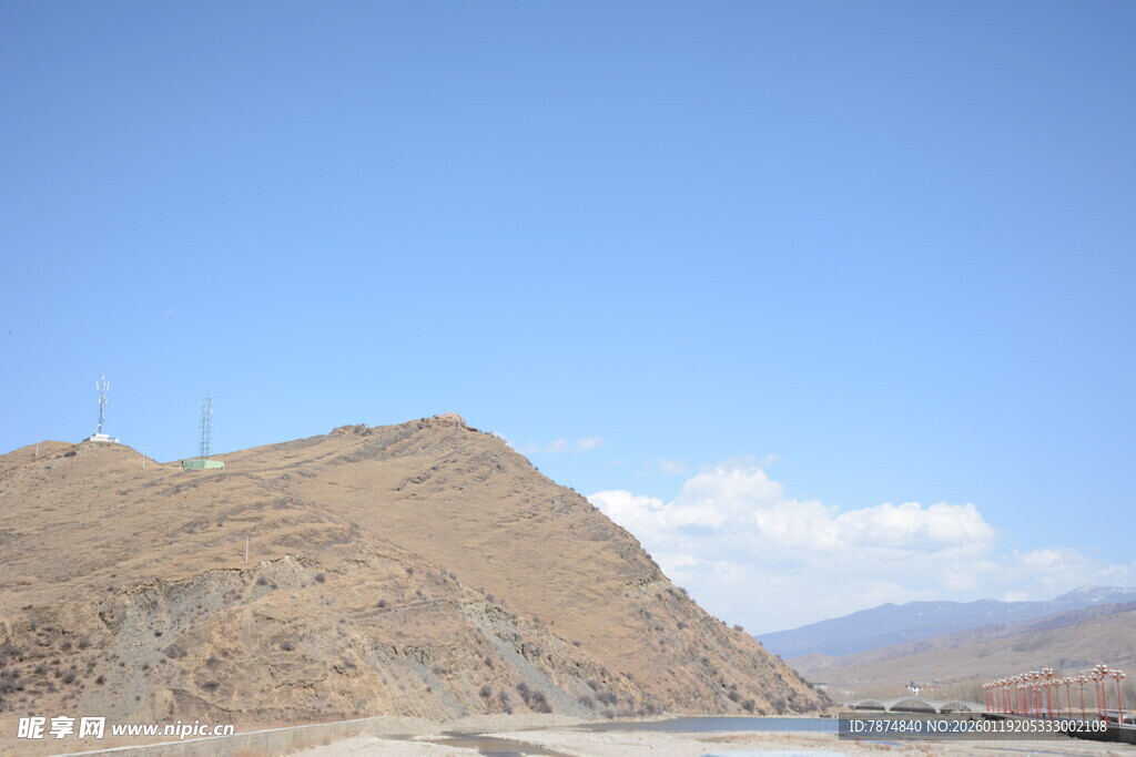 蓝天映衬下的山丘景观