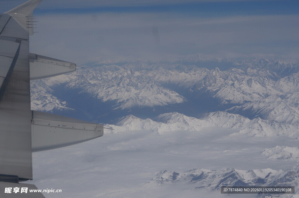飞机窗外的雪山美景