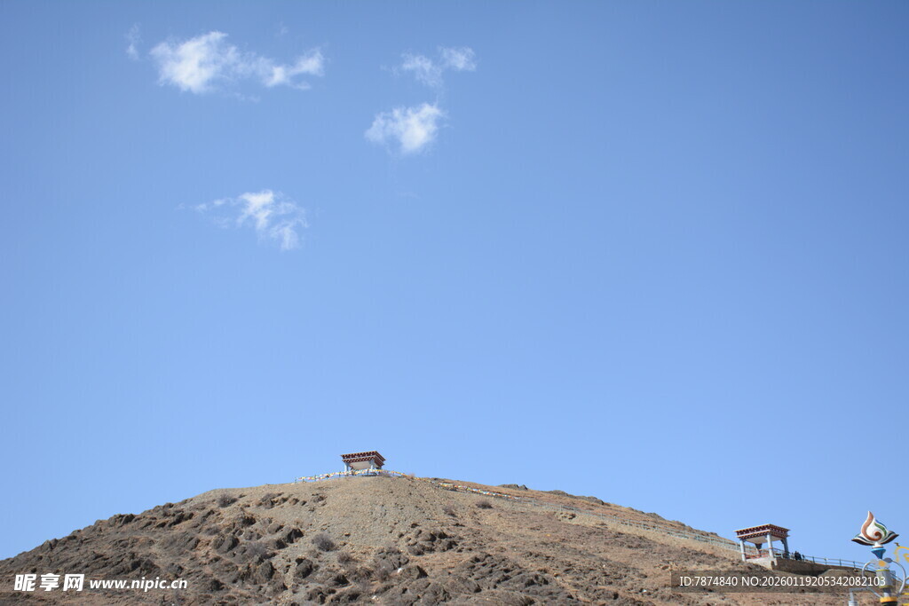 山顶上的孤独行者