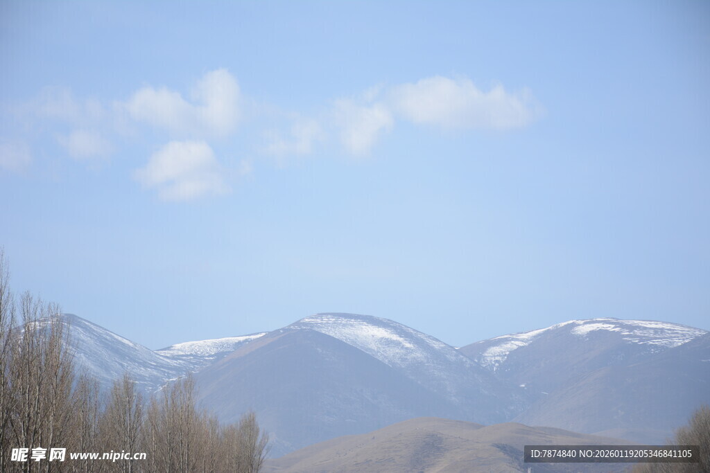 蓝天白云下的雪山远景