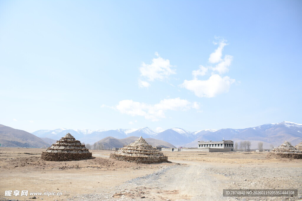 沙漠中的古老神秘建筑