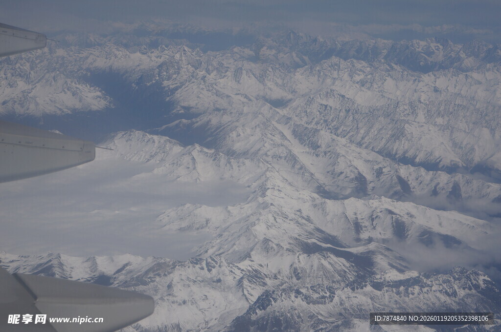 高空俯瞰连绵雪山