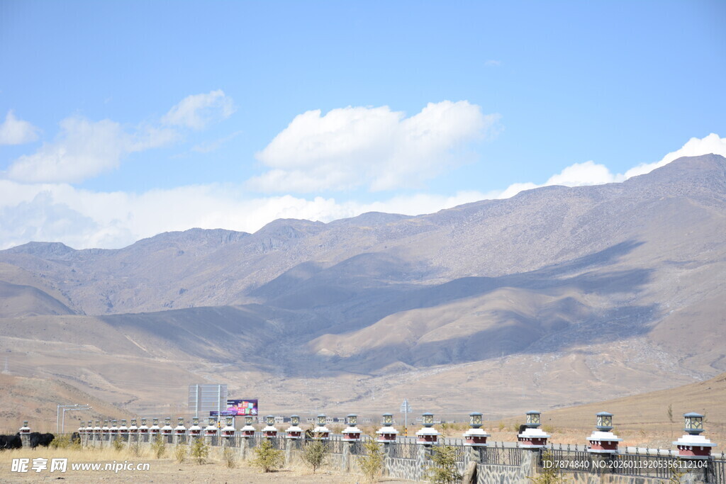 公路旁的壮丽山脉景观