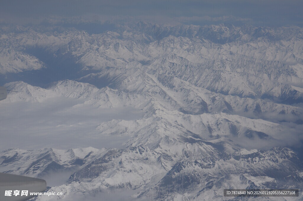 高空俯瞰连绵雪山