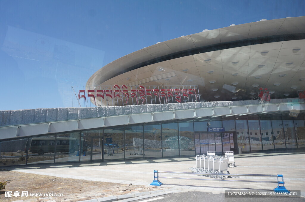 现代风格的大型建筑外观