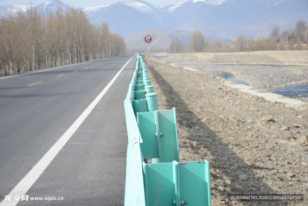 公路旁的绿色护栏设施