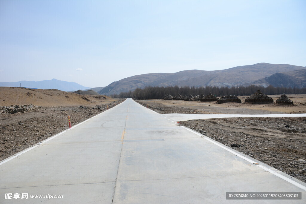 宽阔水泥道路伸向远方