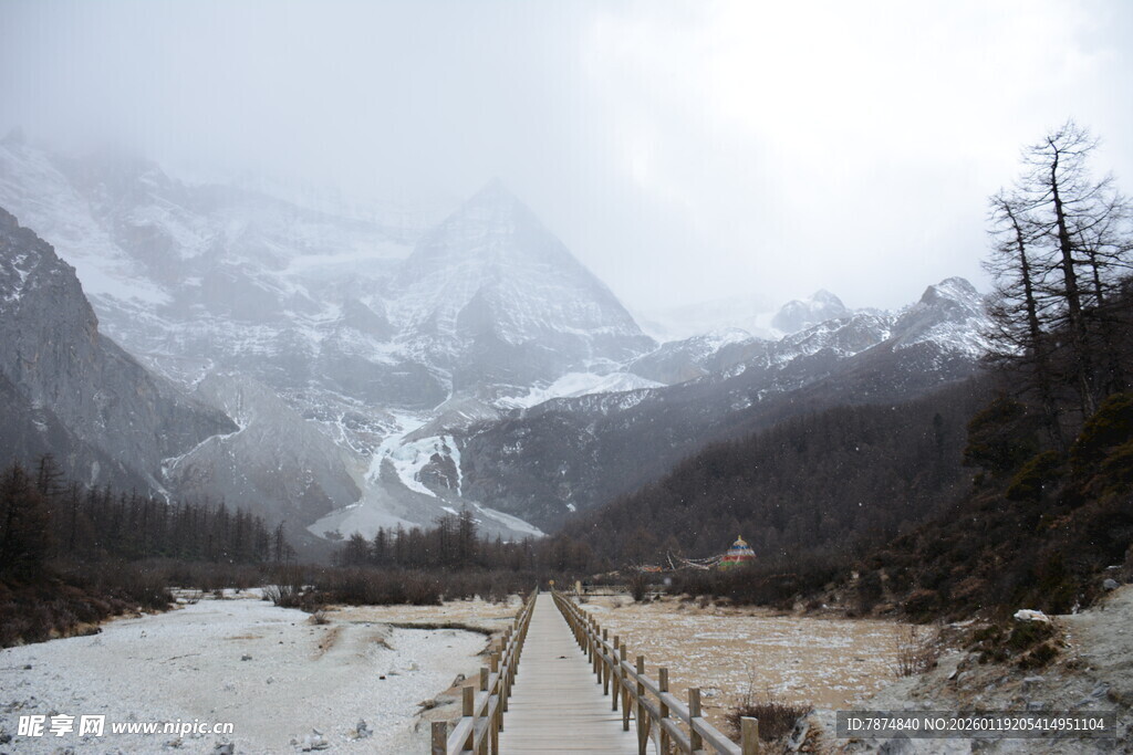 雪山山谷中的木栈道景观