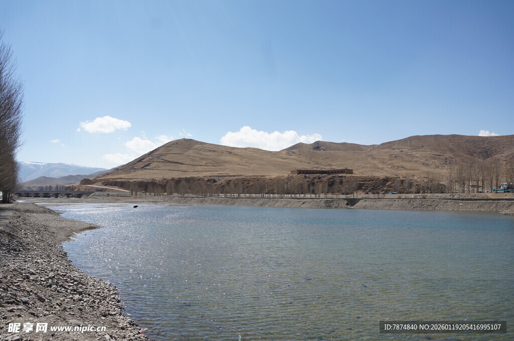 宁静河畔的自然风光