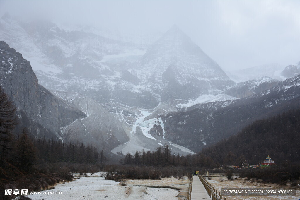 雪山下的蜿蜒道路
