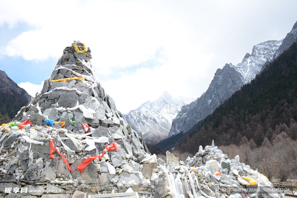 山间玛尼堆 尽显藏地风情