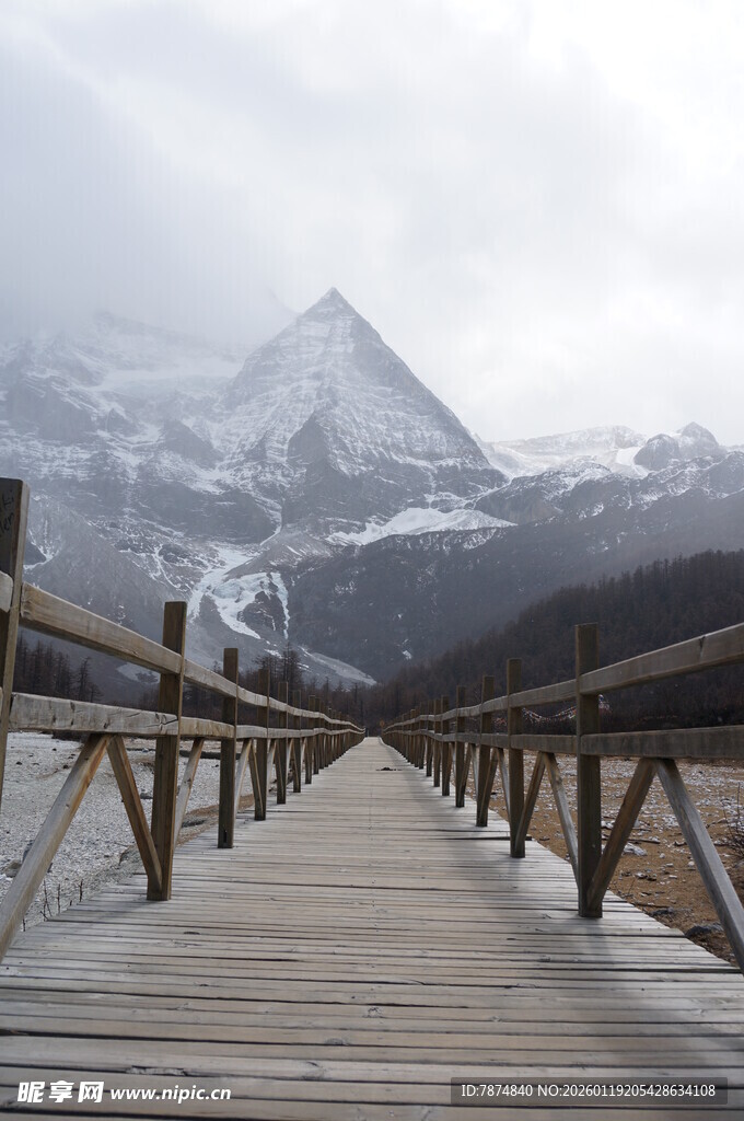 雪山下的木质栈桥美景