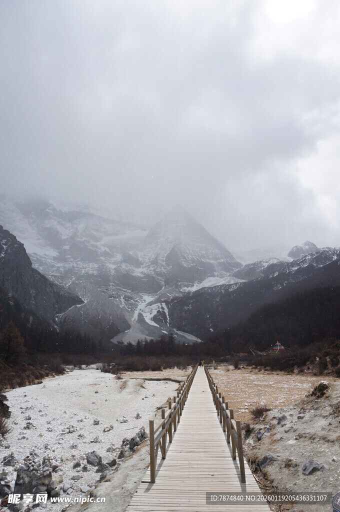 雪山栈道 冬日静谧之景