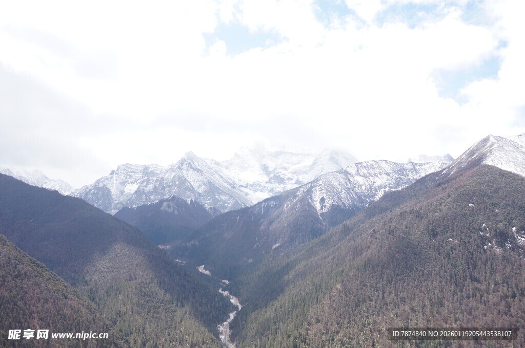 雪山峡谷壮丽自然景观