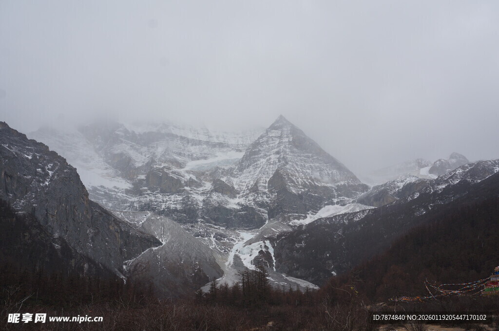 云雾缭绕的雪山美景