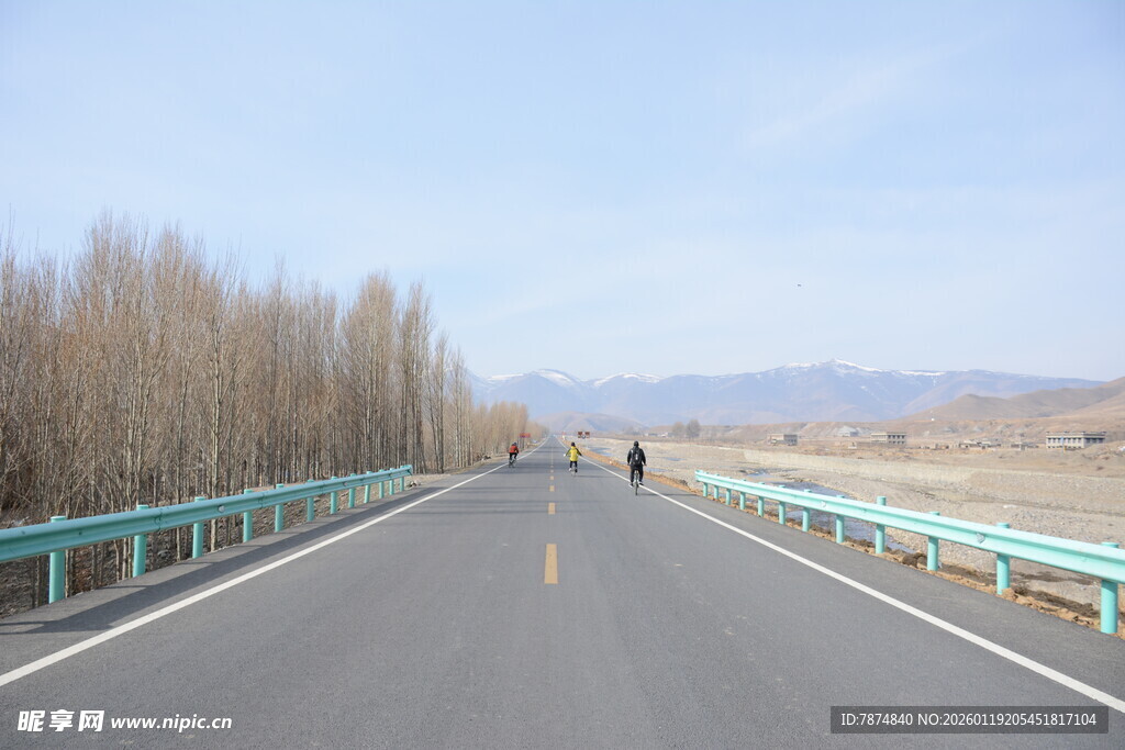 空旷公路上的独行身影