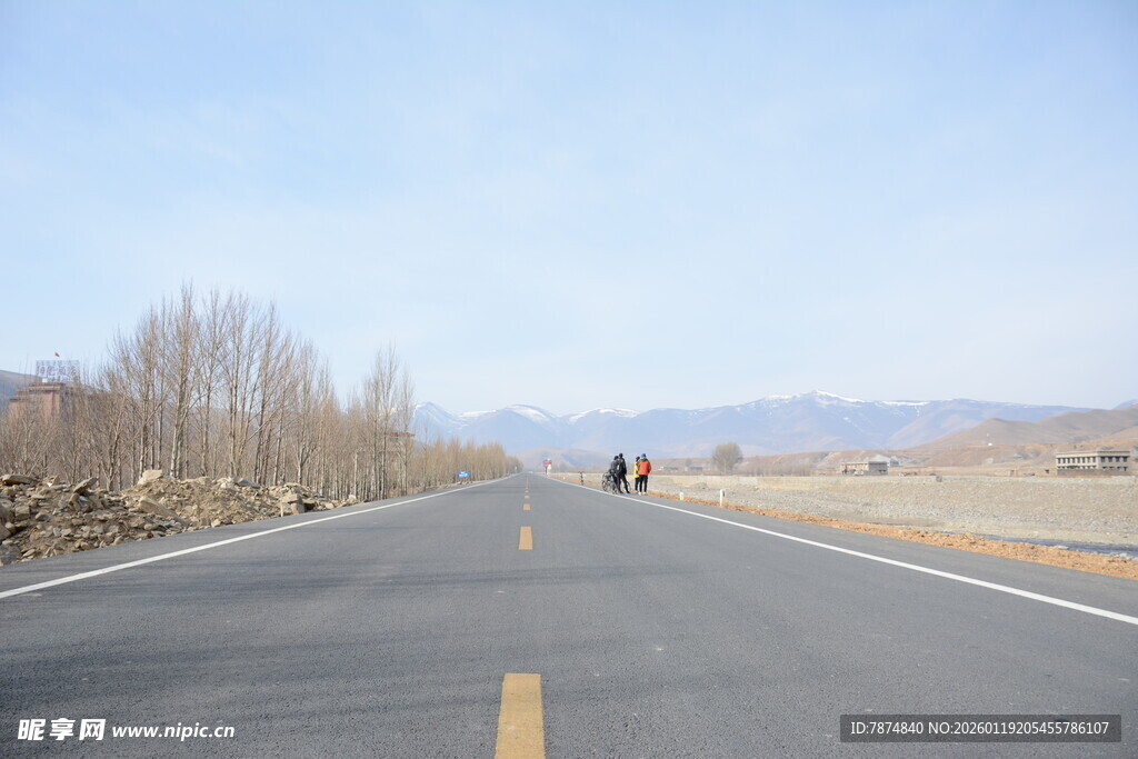 空旷公路延伸向远方