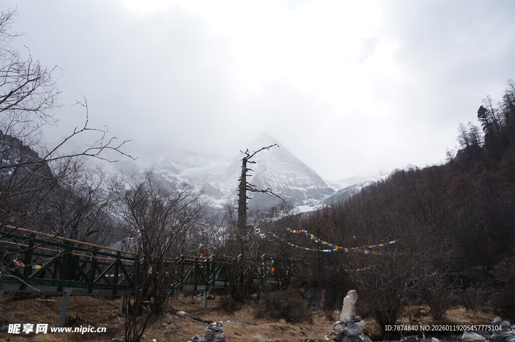 山间吊桥与萧瑟冬景