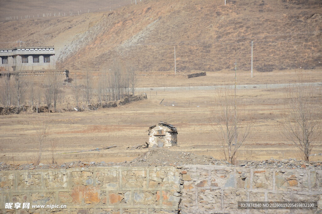 荒凉田野中的孤独小屋