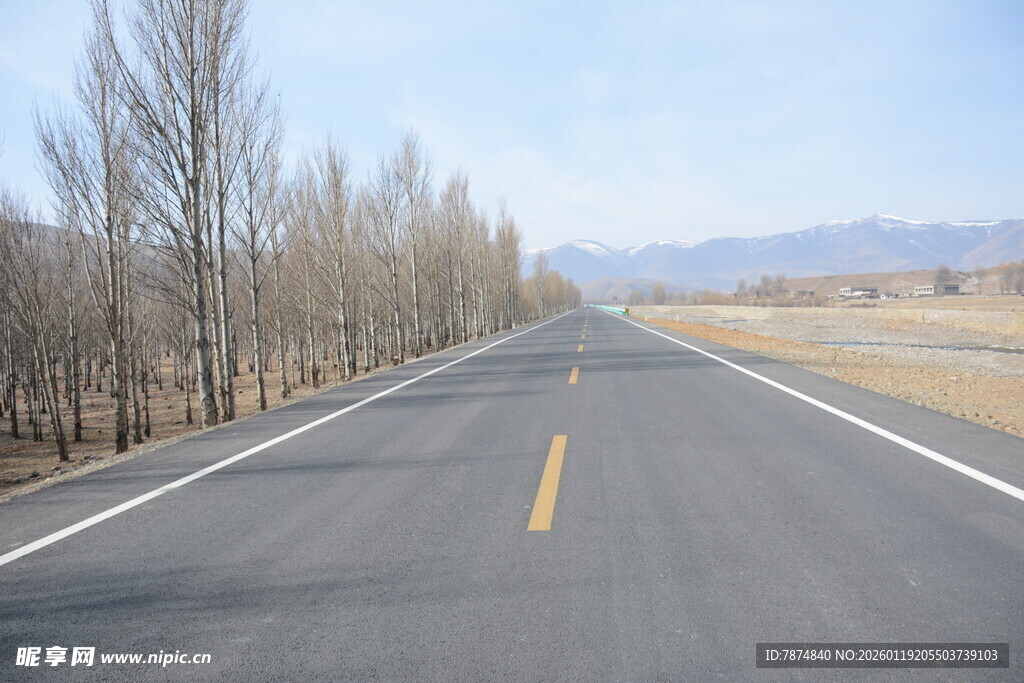 空旷公路延伸向远方