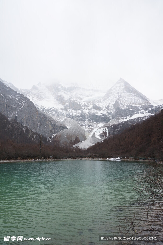 雪山下的碧绿湖泊