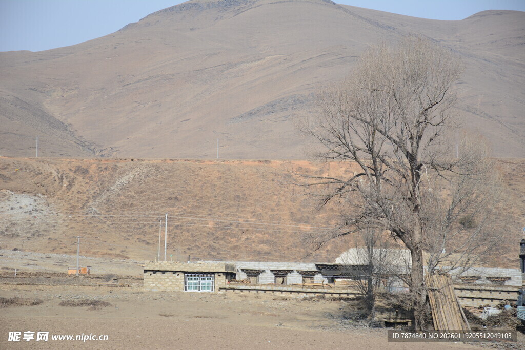西北山村景象