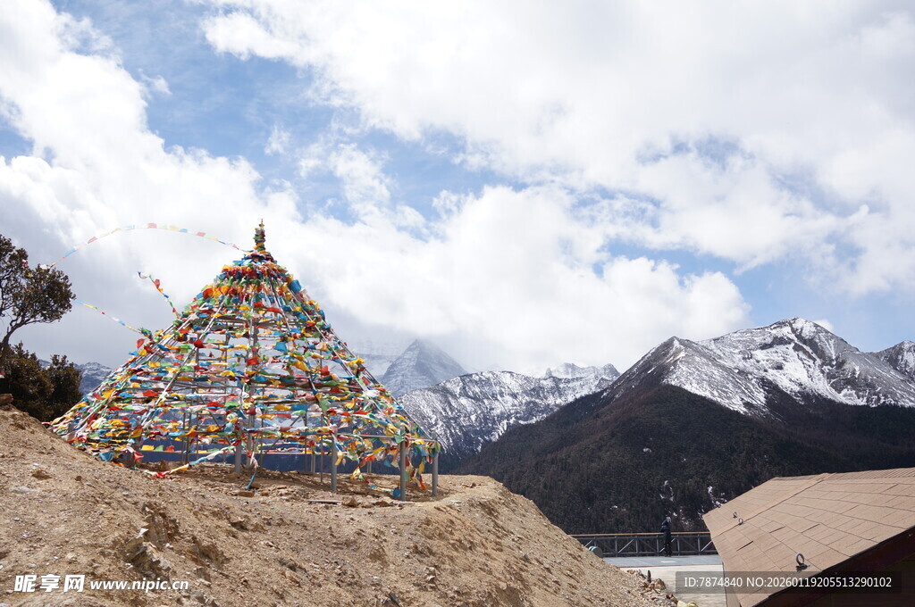 藏区五彩经幡与雪山美景