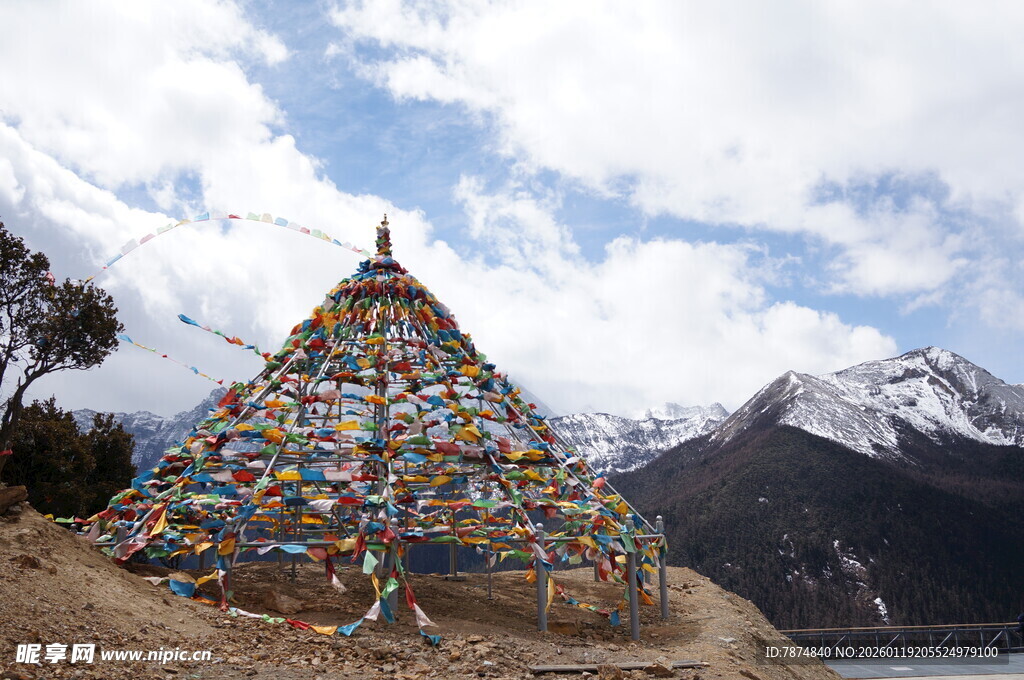藏区五彩经幡立于山间
