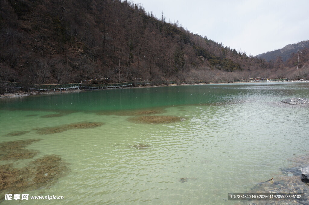 碧绿清澈的山间湖泊