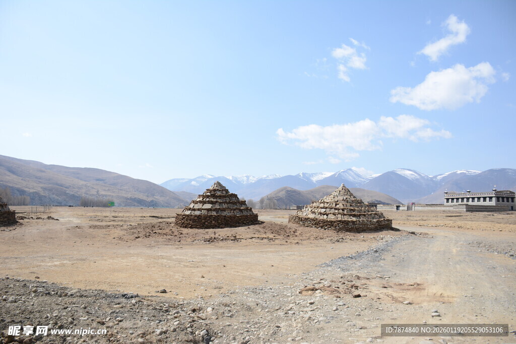 荒凉旷野中的独特建筑