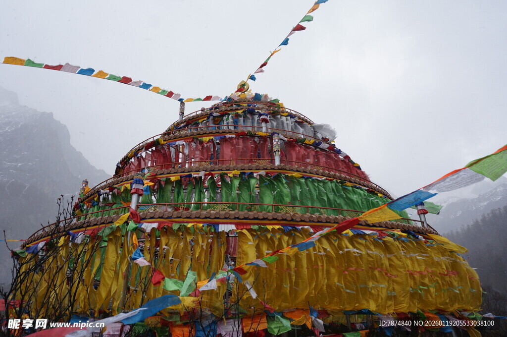 藏式经幡塔 色彩绚丽壮观