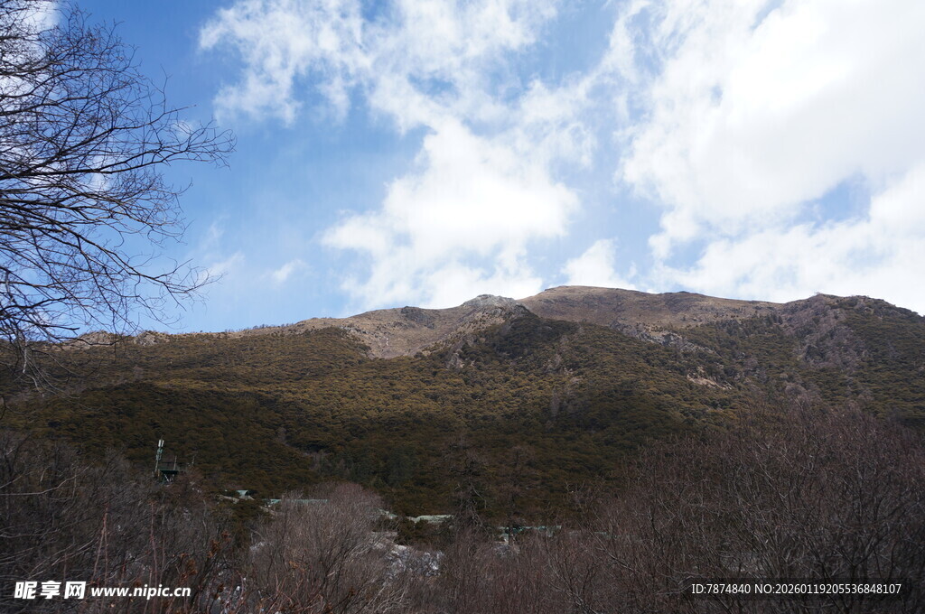 蓝天白云下的山峦景色