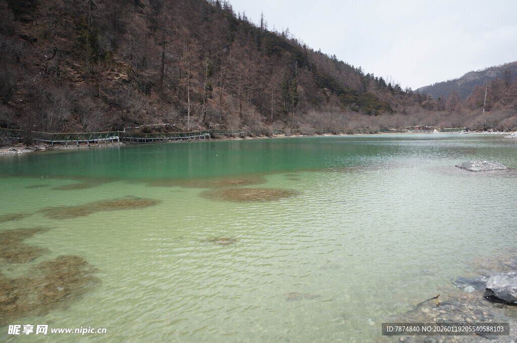 碧绿湖水与山间景致