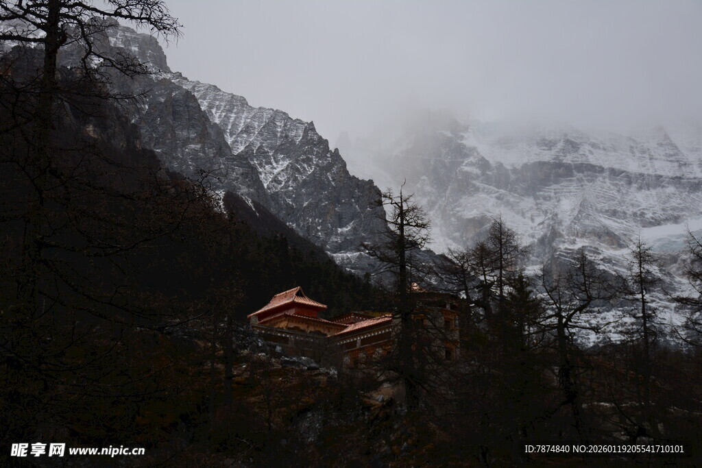 云雾缭绕中的山间小屋