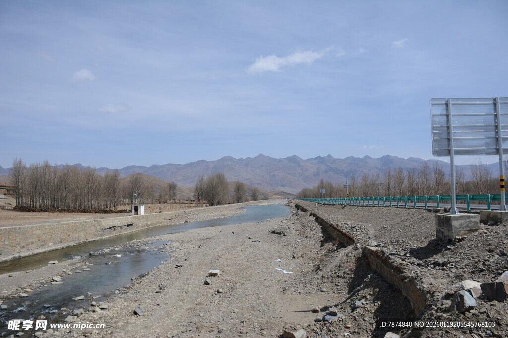 荒凉野外的道路与河流