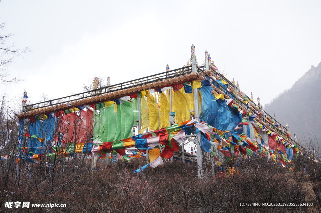 藏区经幡飘扬的建筑