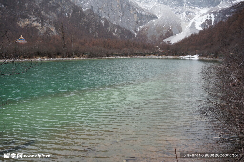 碧绿湖水映雪山美景
