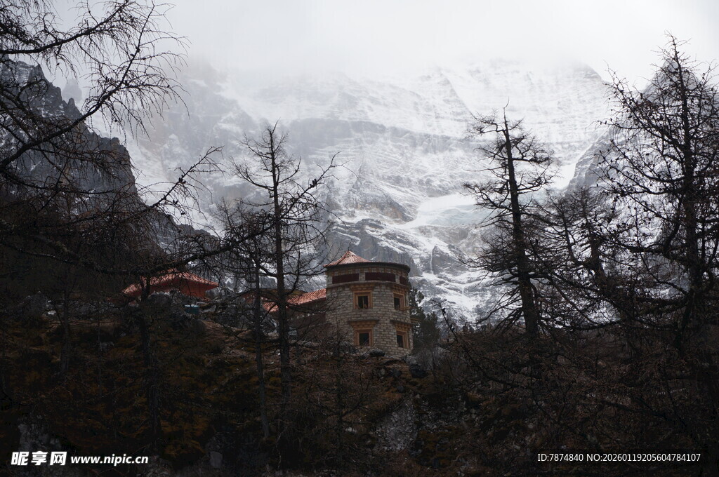 山间云雾中的古朴建筑