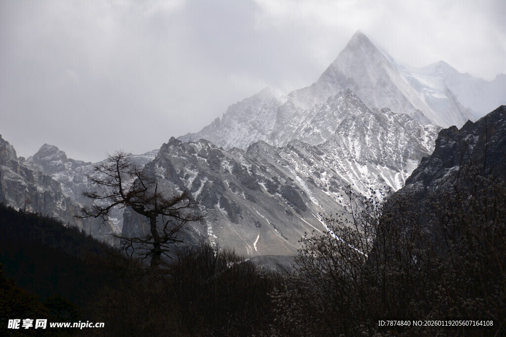 巍峨雪山 尽显自然壮美
