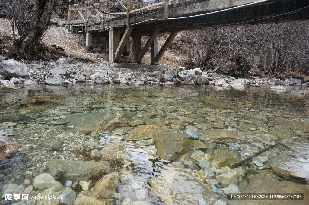 清澈溪流上的古朴桥梁