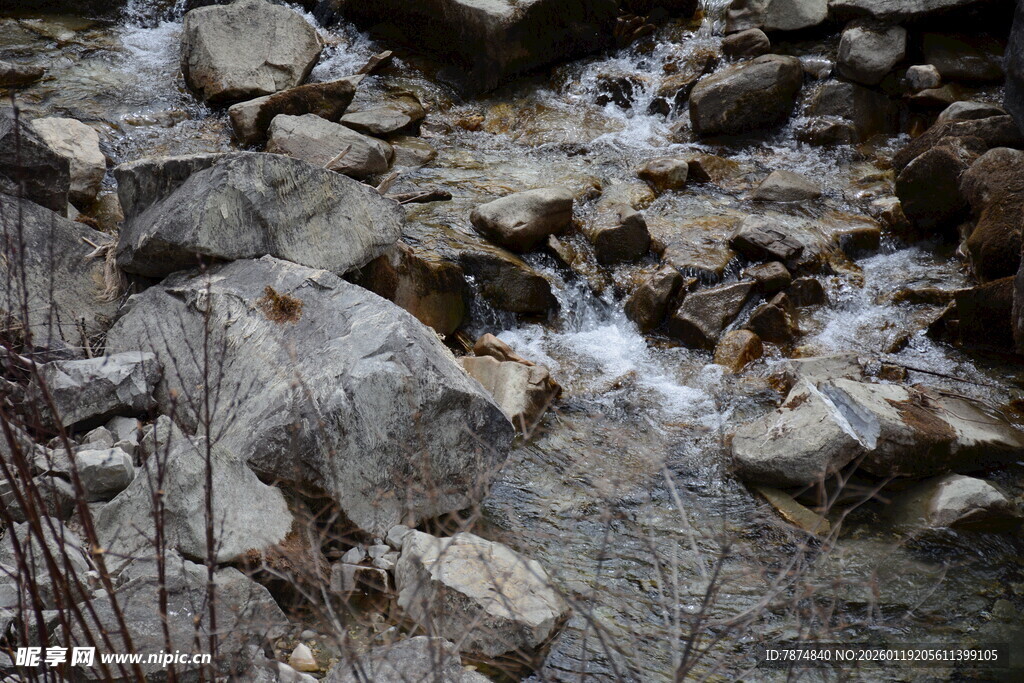 山间溪流穿石而过