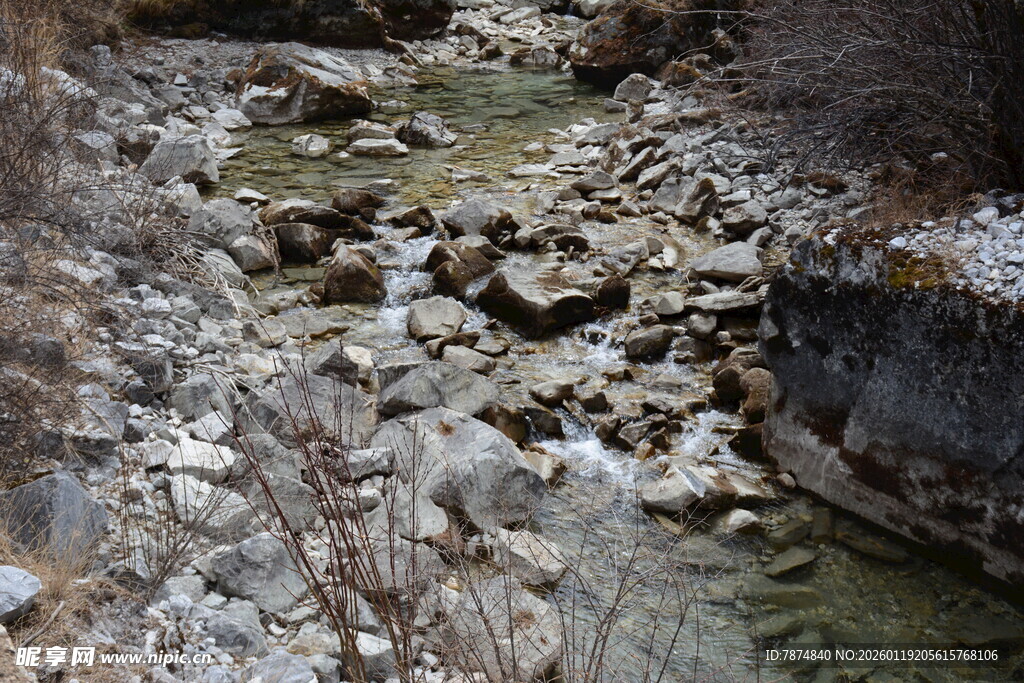 山间碎石溪流景观