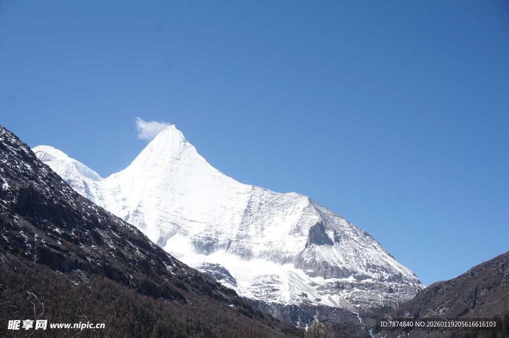 巍峨雪山映蓝天