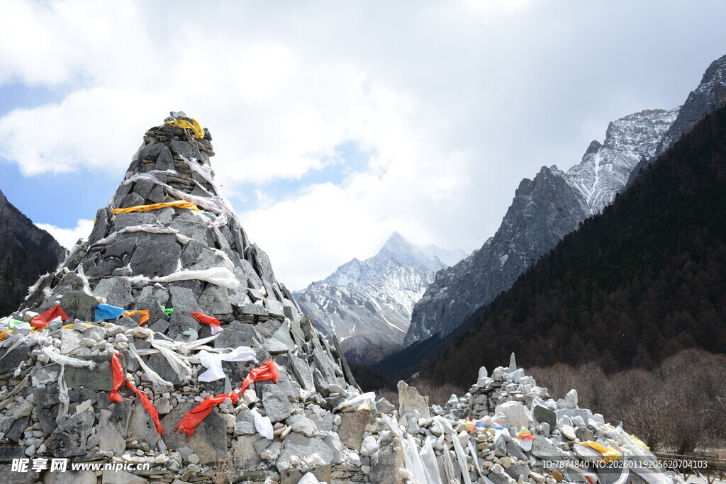 山间经幡堆 尽显藏地风情