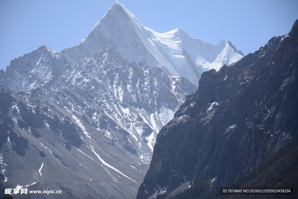 巍峨雪山壮丽景观
