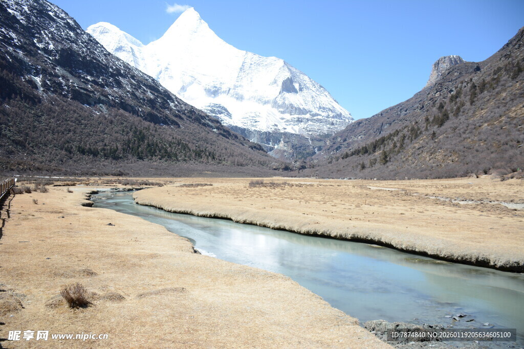 雪山下的清澈河谷