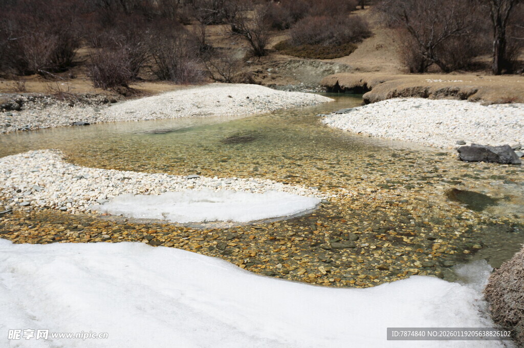 山间残雪与裸露土地景观
