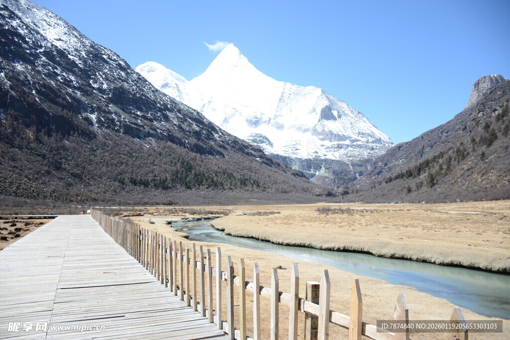 雪山下的木质栈道与河流