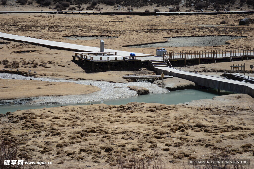 山间桥梁横跨开阔地貌